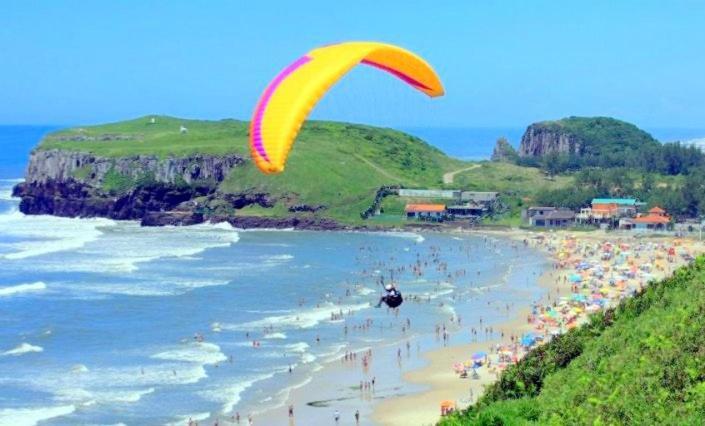 Kitnet S2 Em Torres-Rs - Na Mais Bela Praia Gaucha - Cozinha - Banheiro - Ar Condicionado - Tv Smart 32' - Wi-Fi - Estacionamento - Anfitria Superhost No Bnb Exterior foto